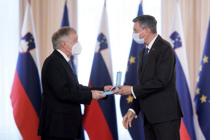 Predsednik republike je Aleksandru Merlu vročil državno odlikovanje red za zasluge za vrhunsko strokovno delo in uveljavljanje novih uspešnih pristopov na področju porodništva