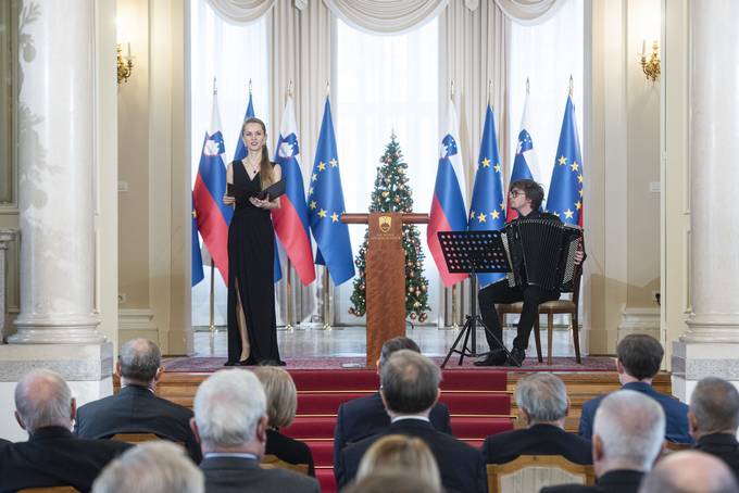 Predsednik Republike Slovenije Borut Pahor je na predvečer 30. obletnice sprejetja Ustave Republike Slovenije v Predsedniški palači priredil posebno slovesnost