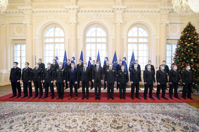 V Predsedniški palači slovesnost ob podelitvi činov slušateljem 33. generacije Šole za častnike