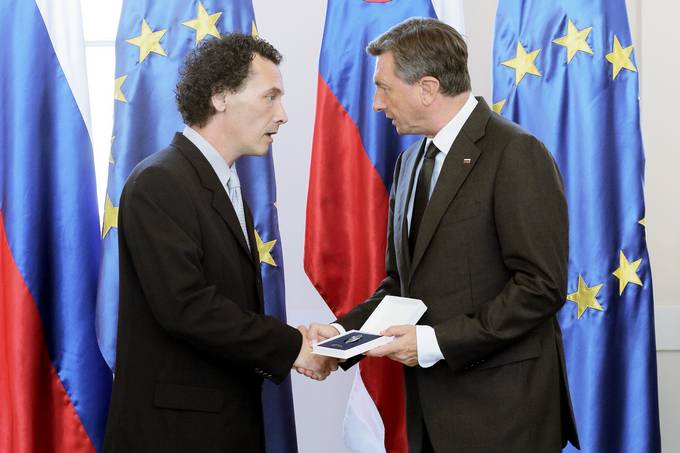 Predsednik Republike Slovenije Borut Pahor je na slovesnosti ob dnevu državnosti v Predsedniški palači vročil državno odlikovanje častni znak svobode Republike Slovenije Alešu Ašiču