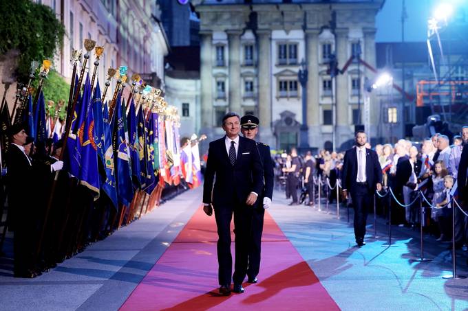 ﻿Predsednik Republike Slovenije Borut Pahor in gospa Tanja Pečar se nocoj udeležujeta osrednje slovesnosti ob dnevu državnosti in 30. obletnici osamosvojitve Slovenije. Predsednik republike je bil na proslavi slavnostni govornik.