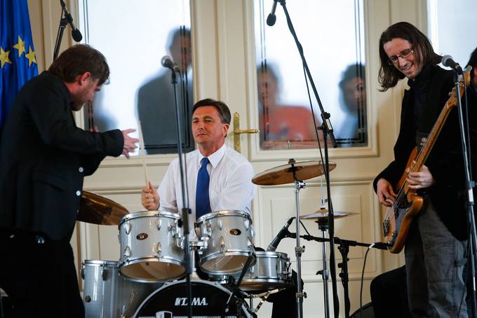 Predsednik Republike Slovenije Borut Pahor je v Predsedniški palači gostil predstavitev glasbenega projekta »20 za 20 – za šole s posluhom« in avtorju projekta Marku Soršaku – Sokiju vročil »Jabolko navdiha«