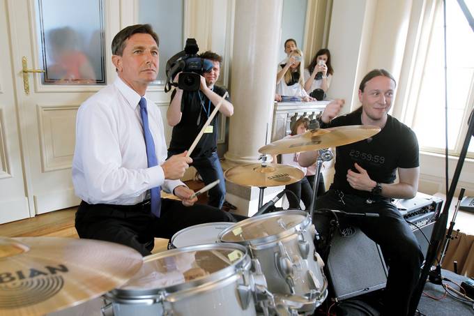 Predsednik Republike Slovenije Borut Pahor je v Predsedniški palači gostil predstavitev glasbenega projekta »20 za 20 – za šole s posluhom« in avtorju projekta Marku Soršaku – Sokiju vročil »Jabolko navdiha«