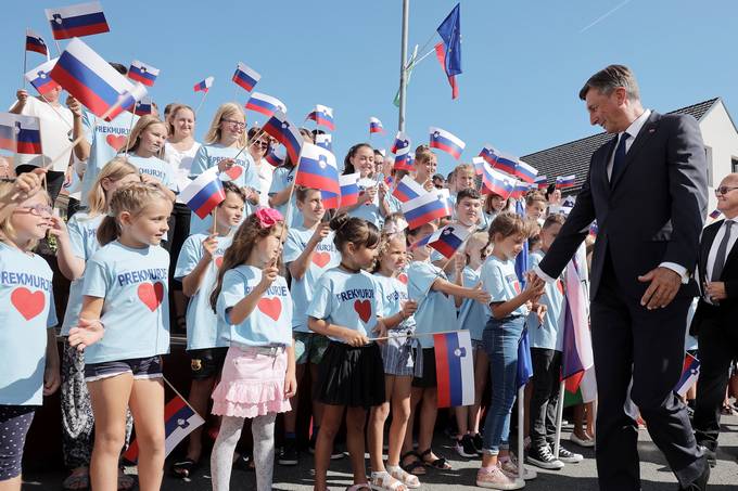 Predsednik republike se je udeležil osrednje prireditve občine Črenšovci v počastitev 100. obletnice združitve prekmurskih Slovencev z matičnim narodom, kjer je tradicionalno položil venec pred spomenikom Jožefa Klekla
