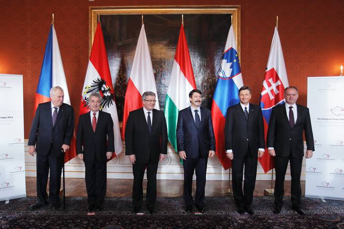 Predsednik republike Borut Pahor se danes in jutri na povabilo predsednika Češke republike Miloša Zemana udeležuje vrha predsednikov šestih srednjeevropskih držav - višegrajske četverice (Češka, Slovaška, Madžarska in Poljska) ter Slovenije in Avstrije v Pragi.