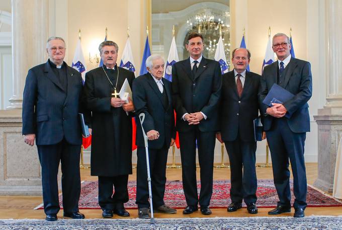 Predsednik Republike Slovenije Borut Pahor je danes na posebni slovesnosti v Predsedniški palači vročil državna odlikovanja
