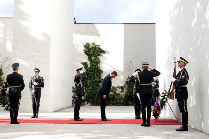 Predsednik Pahor ob evropskem dnevu spomina na žrtve vseh totalitarnih in avtoritarnih režimov k Spomeniku vsem žrtvam vojn in z vojnami povezanim žrtvam položil venec