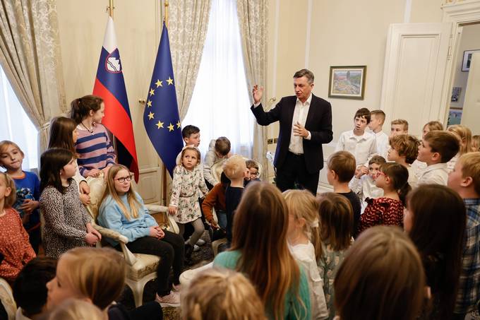 V nadaljevanju je predsednik Pahor otroke iz Tepanja popeljal skozi prostore Predsedniške palače, vse od Zlatega salona do otroškega kotička, svoje pisarne in razstavljenih protokolarnih daril