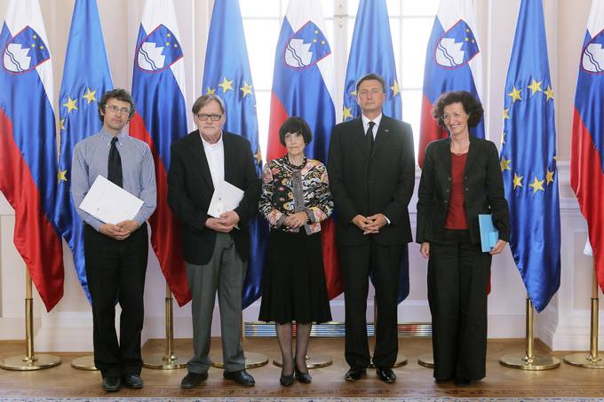 Predsednik republike Borut Pahor je danes na posebni slovesnosti vročil državna odlikovanja: srebrni red za zasluge Jožetu Ciuhi (posthumno) in Matjažu Vipotniku. Red za zasluge je prejela Maja Haderlap.