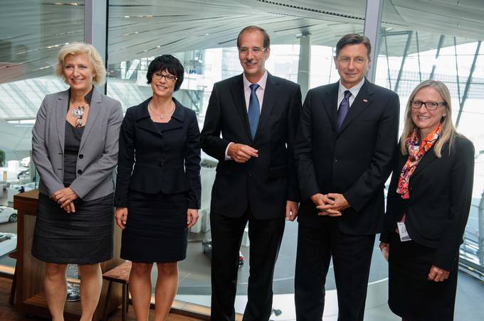 Ob obisku predsednika republike v Münchnu na sedežu podjetja BMW je predsednika Pahorja sprejel član uprave dr. Klaus Draeger in ostali člani vodstva podjetja.