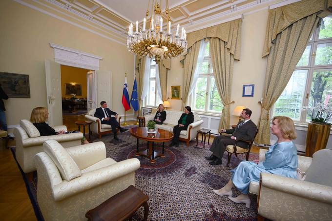 Predsednik Republike Slovenije Borut Pahor je danes na posebni prireditvi v Veliki dvorani Predsedniške palače sprejel begunce iz Ukrajine, ki so zatočišče pred vojno našli v Sloveniji