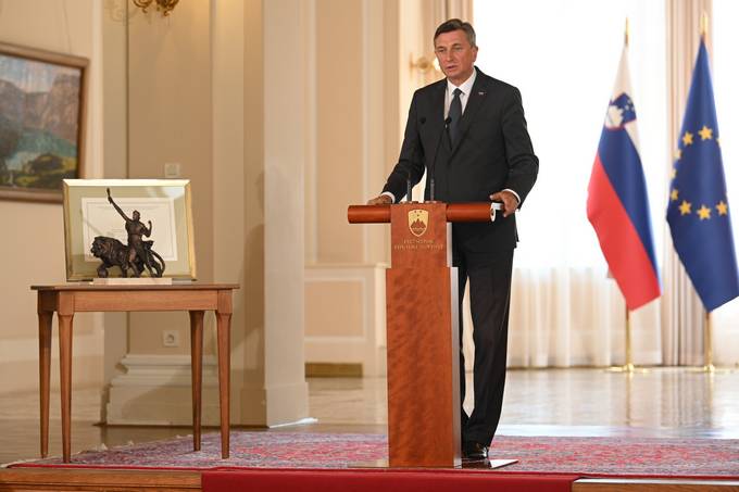 Predsednik Pahor prejel veliko nagrado Jožeta Plečnika 2022, ki mu jo je podelila Uprava Praškega gradu