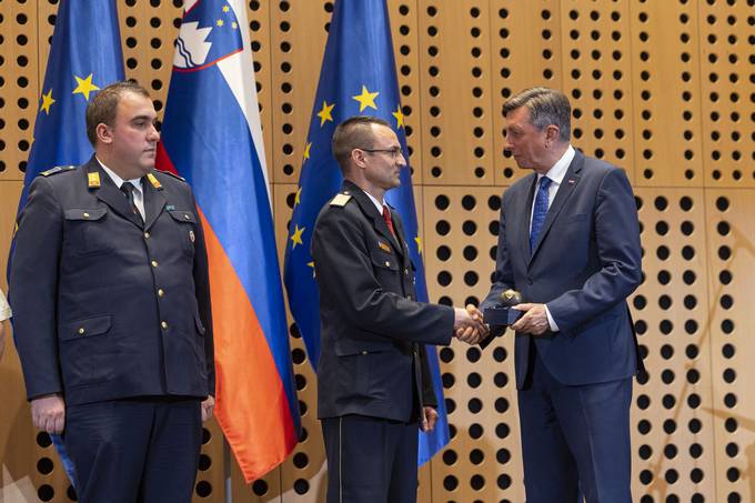 Predsednik Pahor vročil jabolko navdiha junakinjam in junakom, ki premagujejo požare na Slovenskem ter ščitijo ljudi in njihovo premoženje