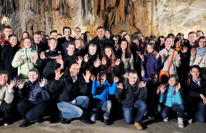Predsednik Pahor si je v družbi otrok osnovnih in srednjih šol iz Postojne ogledal Postojnsko jamo