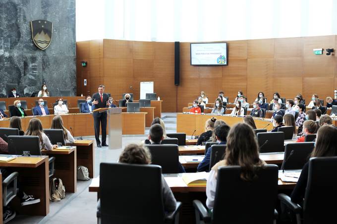 Predsednik Republike Slovenije Borut Pahor se je danes tradicionalno udeležil 32. zasedanja nacionalnega otroškega parlamenta, ki ga v Državnem zboru vsako leto prireja Zveza prijateljev mladine Slovenije (ZPMS)