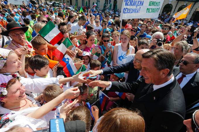 Predsednik republike Borut Pahor in predsednik Italijanske republike Giorgio Napolitano ob sprejemu na Trgu Evrope v Novi Gorici