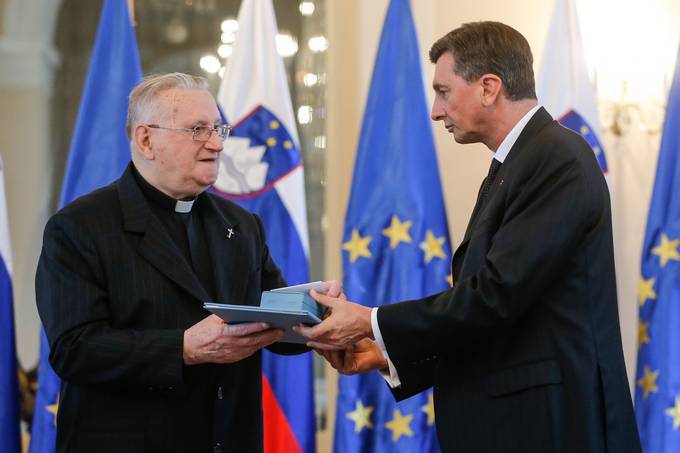 Predsednik Republike Slovenije Borut Pahor na posebni slovesnosti v Predsedniški palači vročil red za zasluge msgr. Francu Boletu za prispevek pri oblikovanju odprtega in demokratičnega slovenskega medijskega prostora kot dolgoletnega urednika mesečnika Ognjišče in ustanovitelja radia Ognjišče
