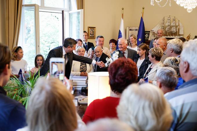 Predsednik Pahor je v počastitev državnega praznika, vrnitve Primorske k matični domovini, danes v Predsedniški palači tradicionalno priredil dan odprtih vrat.