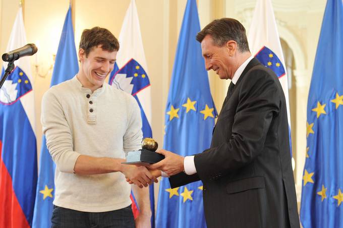 Predsednik republike Borut Pahor je v družbi dijakinj in dijakov Srednje ekonomske šole Ljubljana in učencev Osnovne šole Koseze sprejel slovenskega košarkarja Gorana Dragića