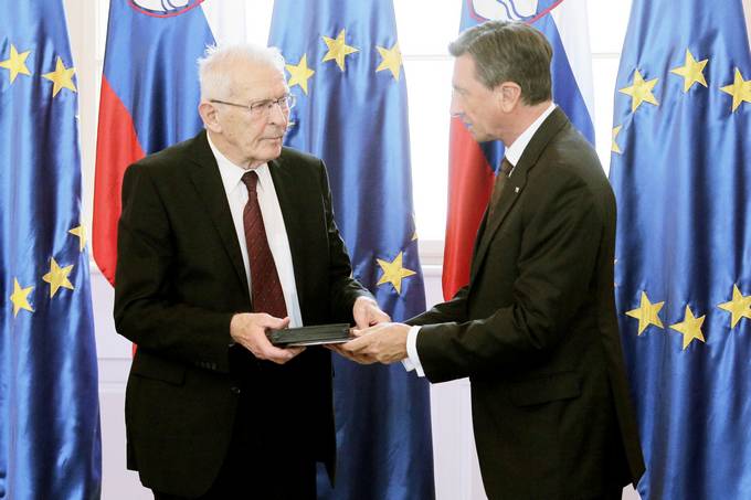 Predsednik republike na posebni slovesnosti v Predsedniški palači vročil državno odlikovanje Bojanu Pollaku. V njegovem imenu je odlikovanje prevzel Tone Škarja.