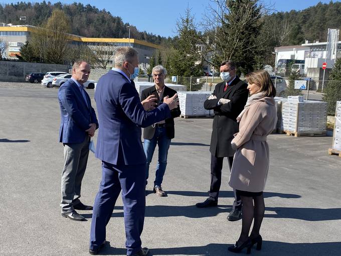 Predsednik Pahor in minister Počivalšek obiskala podjetje Kimi