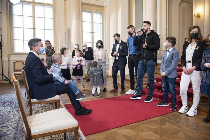 Ob mednarodnem dnevu boja proti otroškemu raku je predsednik republike vročil priznanje jabolko navdiha Inštitutu Zlata pentljica