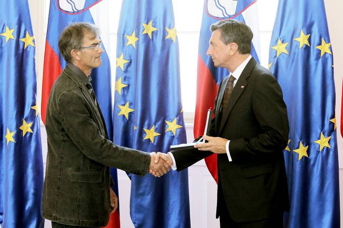 Predsednik republike na posebni slovesnosti v Predsedniški palači vročil državno odlikovanje Tomu Česnu
