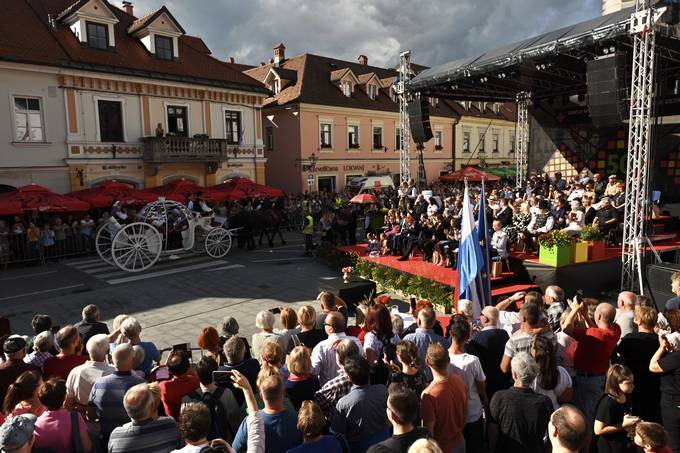Predsednik republike na jubilejni povorki narodnih noš ob 50-letnici festivala Dnevi narodnih noš in oblačilne dediščine v Kamniku