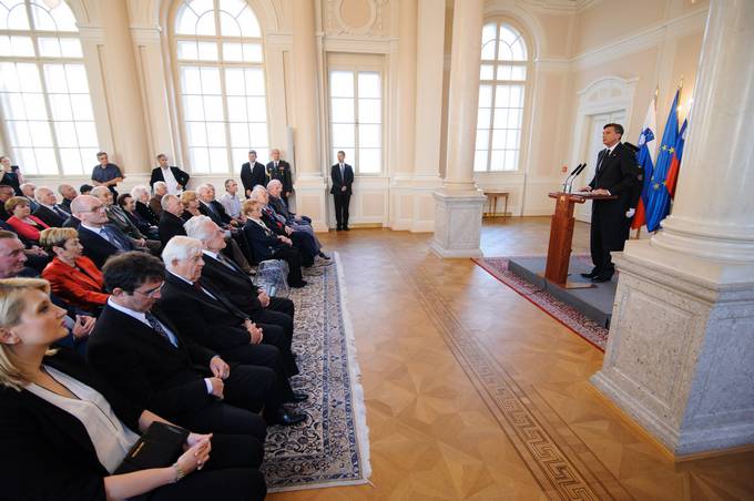 Predsednik Republike Slovenije Borut Pahor je danes v Predsedniški palači priredil slavnostni sprejem za predstavnike Zveze združenj borcev za vrednote NOB Slovenije, ob praznovanju 70. obletnice konca II. svetovne vojne