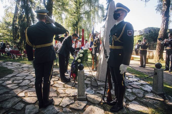 Predsednik Pahor je položil venec k spomeniku bazoviškim junakom v Prešernovem gaju v Kranju