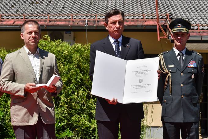 Predsednik Republike Slovenije Borut Pahor je na posebni slovesnosti v Borovnici vročil državno odlikovanje častni znak svobode Republike Slovenije pripadnikom 2. izvidniškega voda 30. razvojne skupine Teritorialne obrambe