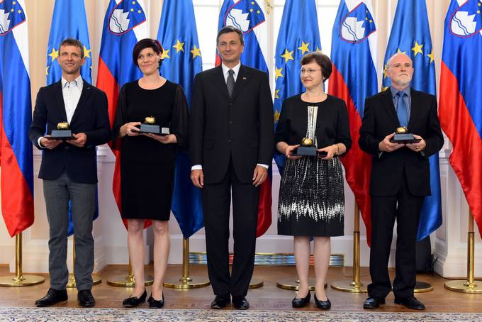 Predsednik Republike Slovenije Borut Pahor s prejemniki "Jabolka navdiha"