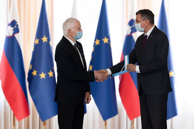 Predsednik Republike Slovenije Borut Pahor je na posebni slovesnosti v Predsedniški palači vročil državno odlikovanje red za zasluge Franciju Feltrinu za zasluge pri povezovanju Slovencev v izseljenstvu in za pomoč rojakom pri vračanju v domovino