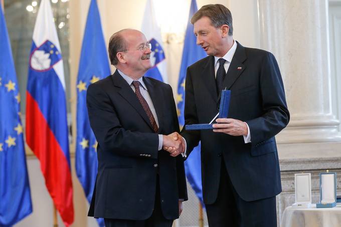 Predsednik Republike Slovenije Borut Pahor na posebni slovesnosti v Predsedniški palači vročil medaljo za zasluge Wolfgangu Johannesu Bandionu za zasluge pri povezovanju slovenskih in avstrijskih znanstvenikov in umetnikov ter prispevek k slovensko-avstrijskemu sodelovanju na področju izobraževanja.