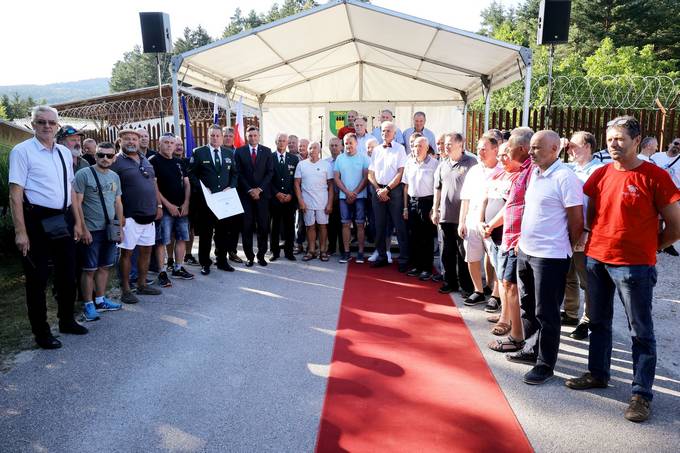 Predsednik republike je 129. protidiverzantski četi občinskega štaba Teritorialne obrambe Slovenska Bistrica vročil državno odlikovanje častni znak svobode Republike Slovenije