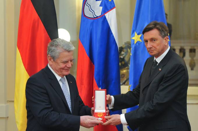 Predsednik Pahor je odlikoval nemškega predsednika Joachima Gaucka z redom za izredne zasluge, najvišjim odlikovanjem Republike Slovenije