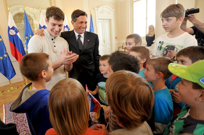 Predsednik republike Borut Pahor je v družbi dijakinj in dijakov Srednje ekonomske šole Ljubljana in učencev Osnovne šole Koseze sprejel slovenskega košarkarja Gorana Dragića