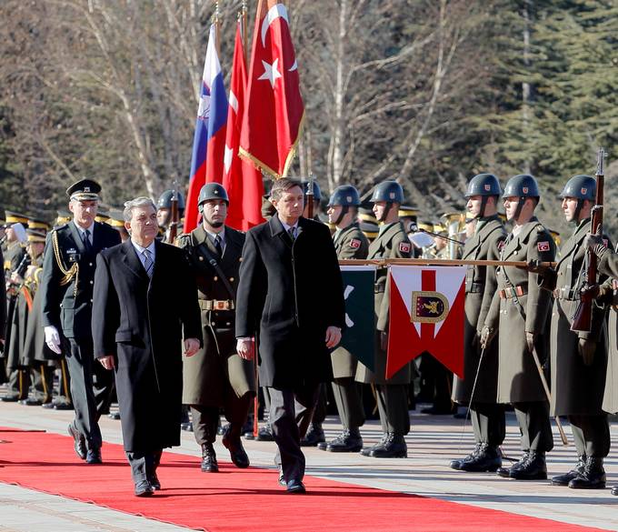Predsednika Republike Slovenije Boruta Pahorja je z vojaškimi častmi sprejel njegov gostitelj, predsednik Republike Turčije Abdullah Gül.