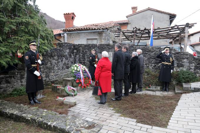 Predsednik republike v naselju Pedrovo nad Branikom položil venec k spomeniku padlim