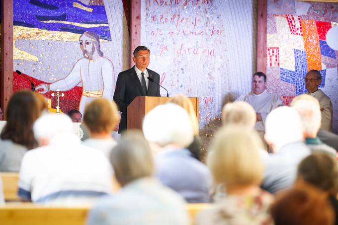 Predsednik republike se je udeležil spominske slovesnosti v Kočevskem Rogu in položil venec k spomeniku žrtvam NOB v gozdu Smrečje pri Turjaku