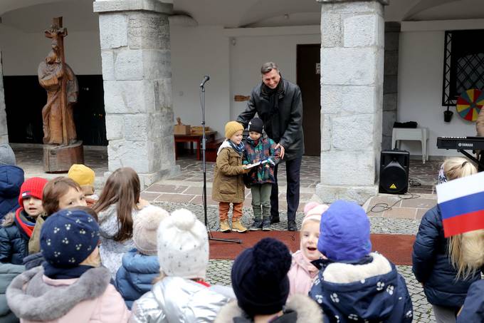 Predsednik Pahor obiskal Uršulinski zavod ob 320-letnici prihoda uršulink v Ljubljano in ob 20-letnici Angelinega vrtca, prvega vrtca montessori v Sloveniji