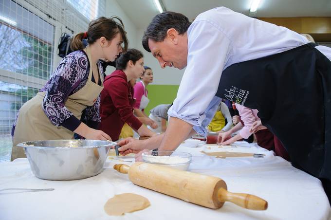 Predsednik republike Borut Pahor je danes skupaj z otroki Mladinskega doma Malči Beličeve Ljubljana in kuharskimi mojstri Chefs of Slovenia pekel božično pecivo za otroke.
