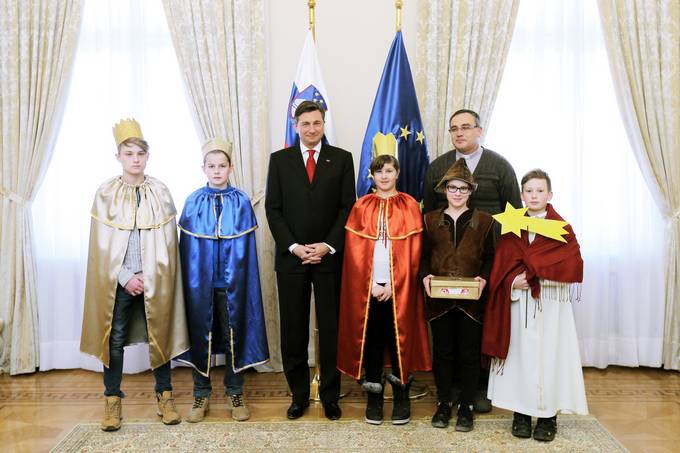 Predsednik Republike Slovenije Borut Pahor je sprejel skupino kolednikov iz župnije Ljubno ob Savinji in predstavnike Misijonskega središča Slovenije