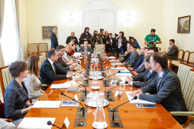 Delovni posvet predsednika republike Boruta Pahorja z uglednimi pravnimi strokovnjaki o odprtih vprašanjih nadaljnjih postopkov po odstopu predsednice vlade