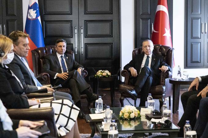 Dvostransko srečanje predsednikov Pahorja in Erdoğana o Ukrajini in Zahodnem Balkanu