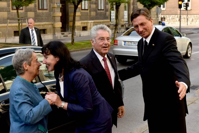 Predsednik Republike Slovenije Borut Pahor in gospa Tanja Pečar sta v Predsedniški palači sprejela predsednike tujih držav, ki se bodo na povabilo slovenskega predsednika udeležili osrednje slovesnosti ob dnevu državnosti in 25. obletnici osamosvojitve Slovenije. Prihod predsednika Heinza Fischerja in soproge, gospe Margit Fischer.