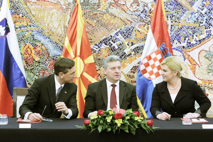 Predsednik Republike Slovenije Borut Pahor se s predsednico Republike Hrvaške Kolindo Grabar-Kitarović, z mandatom voditeljev Brdo Brijuni Process, mudi na delovnem obisku v Republiki Makedoniji.