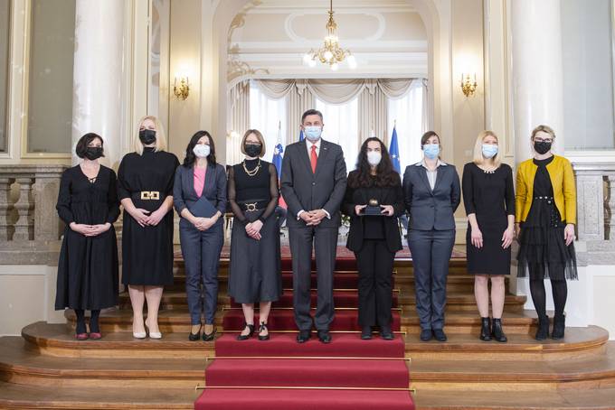 Predsednik Pahor je vročil priznanje jabolko navdiha ustanoviteljicam spletnega foruma o cepivih Science Mamas' Vaccine Forum