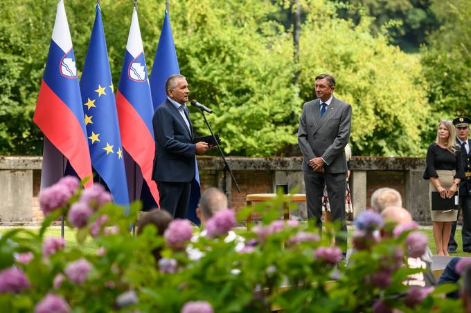 Predsednik republike je vročil repliko Jabolka navdiha zaposlenim na področju dejavnosti komunalnega gospodarstva