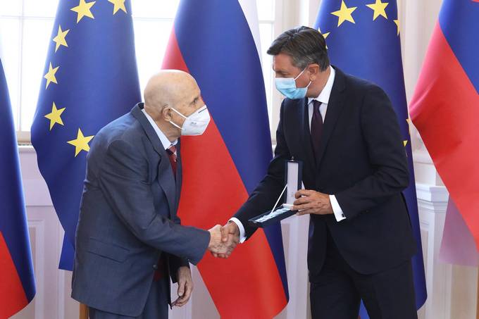 Predsednik Republike Slovenije Borut Pahor je Dušanu Repovšu vročil državno odlikovanje, medaljo za zasluge, za velike zasluge v javnem zdravstvu in preventivni medicini ter še posebej zdravstveni vzgoji.